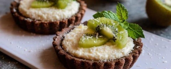 Kiwi il frutto del benessere: crostatine al cacao e nocciole con crema al cocco e kiwi